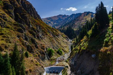 Tien Shan dağlarının yamaçlarında Zailiysky Alatau sırtı Almaty ve Shimbulak kayak merkezi yakınlarında..