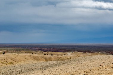 Kazakistan, Tien Shan dağının tepesinden Charyn Kanyonu manzarası doğaya inanılmaz bir bakış açısı.