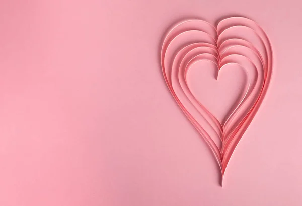Alla Hjärtans Dag Sammansättning Hjärtat Består Pappersränder Pastellrosa Bakgrund Ovanifrån — Stockfoto