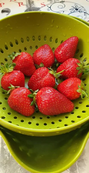 Juicy Large Ripe Strawberries Lie Green Colander Summer Berry Harvest — Stock Photo, Image