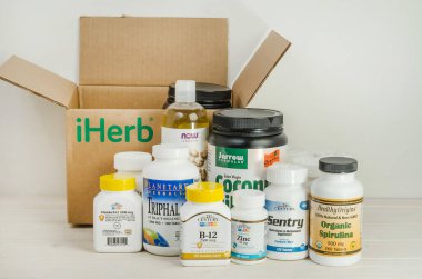 Chelyabinsk, Rusya. 03.06.2021. Iherb 'den bir paket - doğal yağlar ve vitaminler