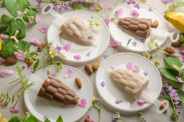 Vejetaryen muzlu vanilyalı ve çikolatalı dondurma badem sütünden yapılır.