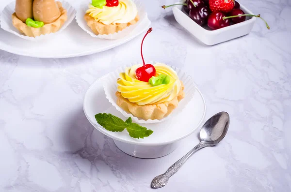 Tartlet Cake Filled Fruit Cream White Plate — Stock Photo, Image