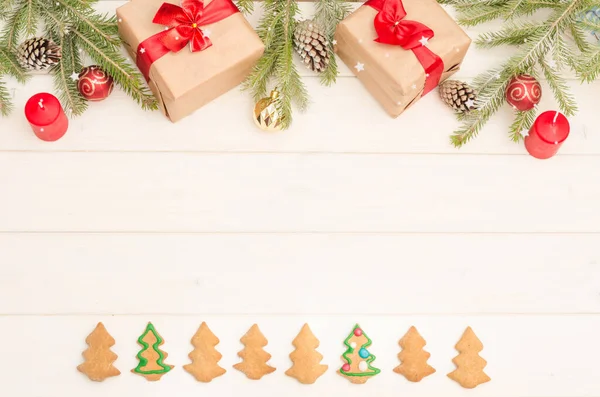 Kartka Świąteczno Noworoczna Prezentami Ozdoby Choinkowe Gałęzie Piernikowe Ciasteczka Białym — Zdjęcie stockowe