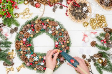 Adım adım büyük bir Noel çelengi yapmak, 16. adım - yapıştırıcı ile yapıştırılmış altın boncuklar yapıştırıcı