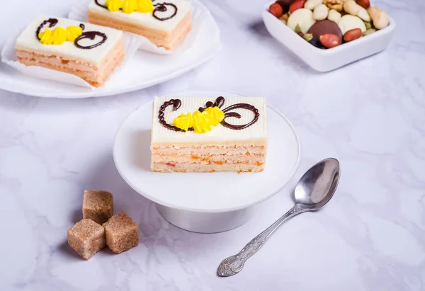 Sponge Cake Cream Frosting White Plate Marble Background — Stock Photo, Image