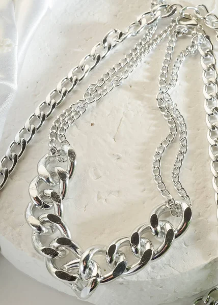 Κοσμήματα Μόδας Μεγάλη Ασημένια Διπλή Αλυσίδα Λευκό Περίπτερο Close — Φωτογραφία Αρχείου