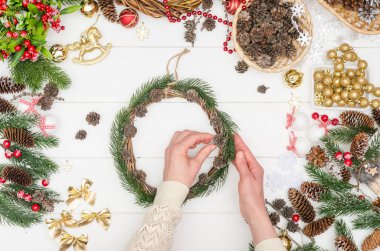 Adım adım küçük bir Noel çelengi yapmak, adım 4 - tabana küçük çam kozalakları yapıştırmak