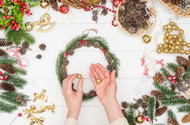 Adım adım küçük bir Noel çelengi yapmak, yedinci adım - farklı boyutlarda altın boncuklar almak