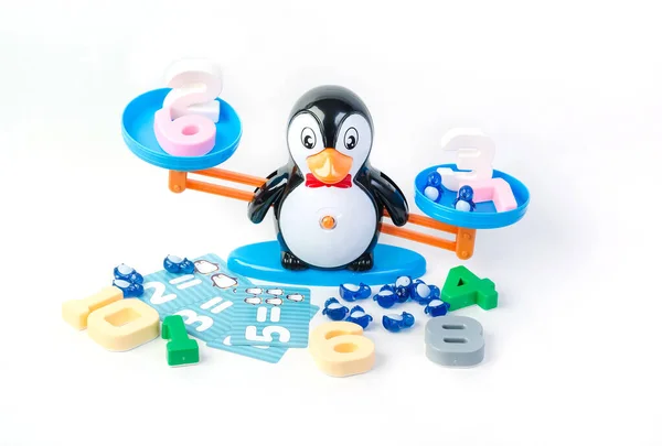 Παιδικό Παιχνίδι Για Την Ανάπτυξη Κλίμακες Μορφή Ενός Πιγκουίνου Πολύχρωμους — Φωτογραφία Αρχείου
