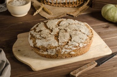 Taze pişmiş lezzetli tam tahıllı çavdar ekmeği, ev yapımı kekler..