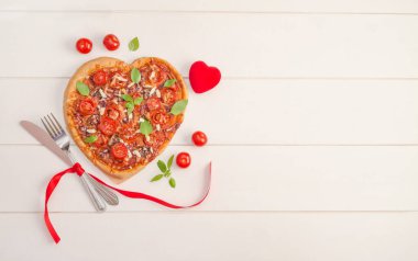 Sevgililer Günü arkaplanı beyaz ahşap kaplamalı ve fotokopi alanı olan pizza kalbi..