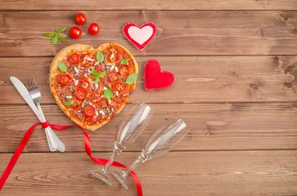 Valentijnsdag Achtergrond Met Pizza Hart Wijnglazen Een Donkere Houten Achtergrond Rechtenvrije Stockfoto's