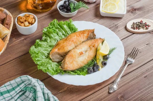 Τηγανητά Κομμάτια Φιλέτου Ψαριού Λεμόνι Και Βότανα Λευκό Πιάτο Σκούρο — Φωτογραφία Αρχείου