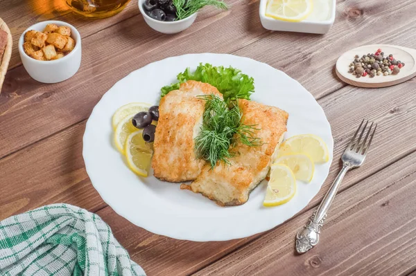 Pedaços Filé Peixe Frito Com Limão Ervas Uma Placa Branca Fotografia De Stock