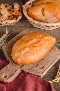 İştah açıcı taze hamur işi. Ahşap arka planda köfte dolu.