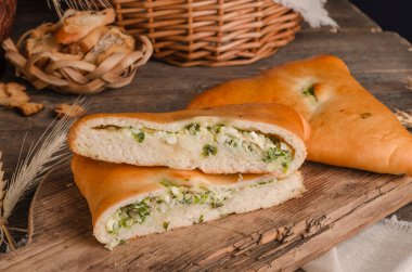 İştah açıcı taze hamur işi. Ahşap arka planda farklı dolguları olan turtalar.