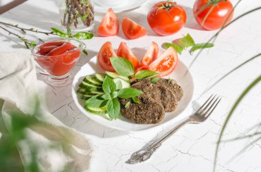 Çiğ sebze pirzolası ve sebzeli, soslu ve otlu mısır gevreği.