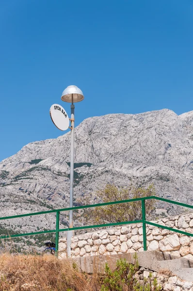 Schild an einer Laterne. — Stockfoto