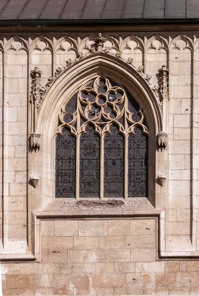 Okno gotyckie — Zdjęcie stockowe