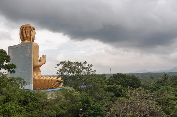 Nuvole pesanti sopra il tempio di Dambulla — Foto Stock