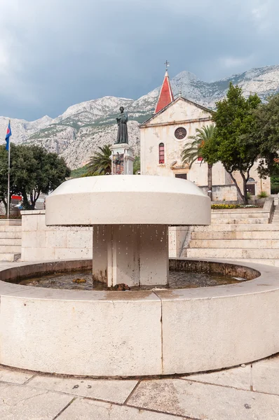 Fountain on Kaciceva square in Makarska — Stock Photo, Image
