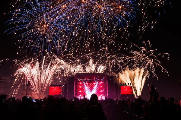 Fuegos artificiales sobre el escenario durante el concierto Imágenes De Stock Sin Royalties Gratis