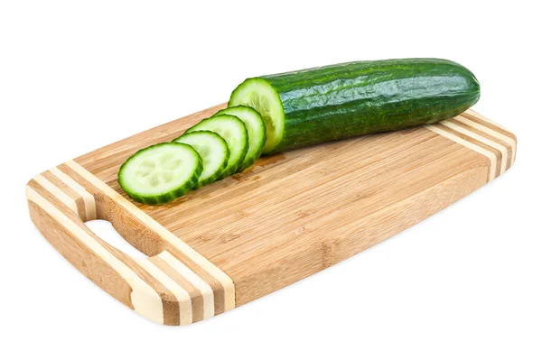 Salatalık kesme tahtası üzerinde kesme — Stok fotoğraf