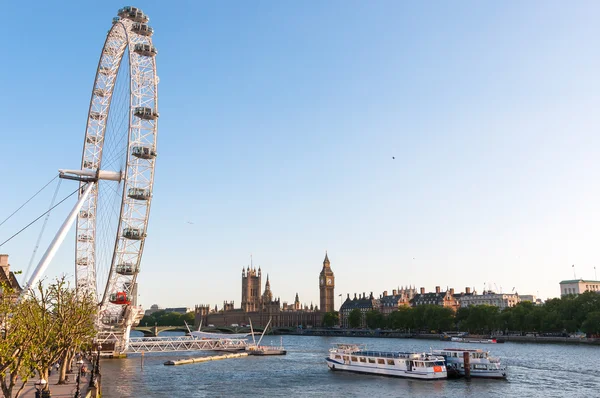 London Eye dan Gedung Parlemen — Stok Foto