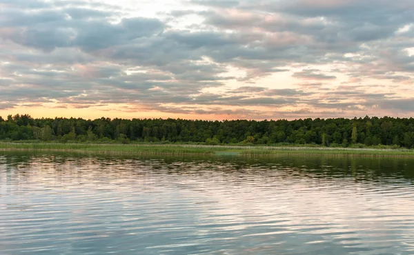 Закат в дикой части озера Миколайские — стоковое фото