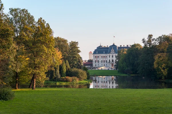 Park en het kasteel in pszczyna — Stockfoto