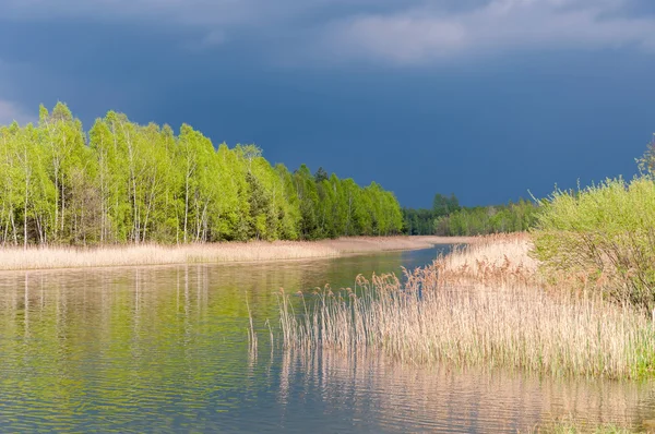 Cielo tormentoso sobre un lago — Foto de Stock