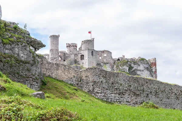 Zříceniny starého hradu v ogrodzieniec — Stock fotografie