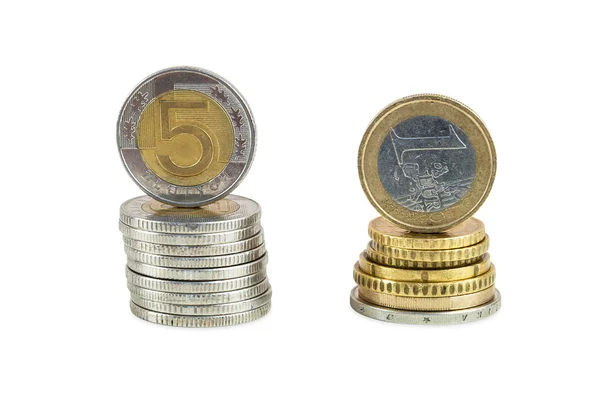폴란드 즐 로티와 유로 동전의 스택 — 스톡 사진
