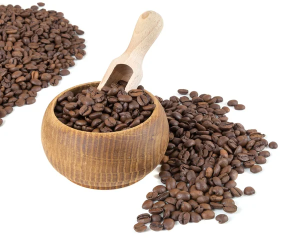 Кофейные зерна в миске с деревянной лопатой — стоковое фото