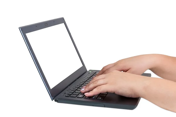 Женские руки, работающие на ноутбуке — стоковое фото