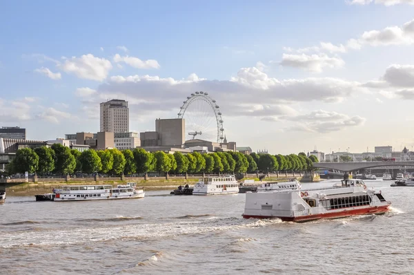 Båtar på floden Themsen i london — Stockfoto