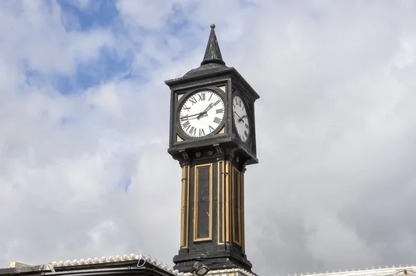 Uhr am Eingang zur Brightonpier — Stockfoto