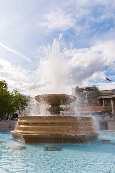Фонтан на Трафальгарской площади в Лондоне — стоковое фото