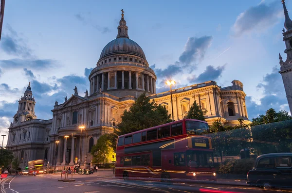 Собор Святого Павла в Лондоне в сумерках — стоковое фото
