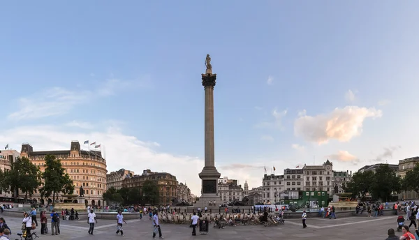 Turyści odwiedzają trafalgar square w Londynie — Zdjęcie stockowe