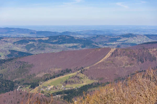 Beskid Zywiecki山区Mosorny Gron峰和Zawoja村的空中景观 — 图库照片