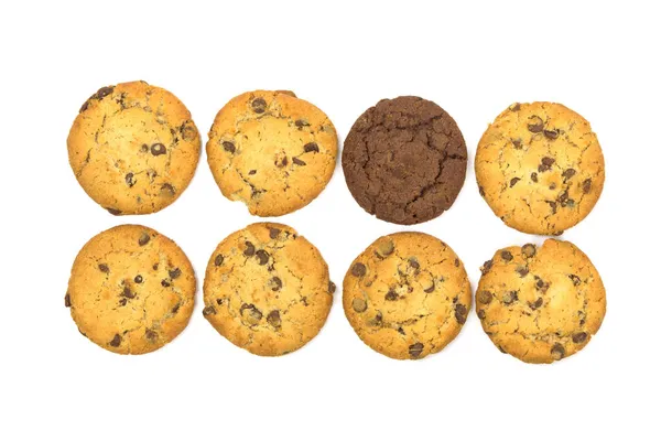 クリッピングパスを持つ白い背景に隔離された光の中で1つのダークチョコレートチップクッキー — ストック写真