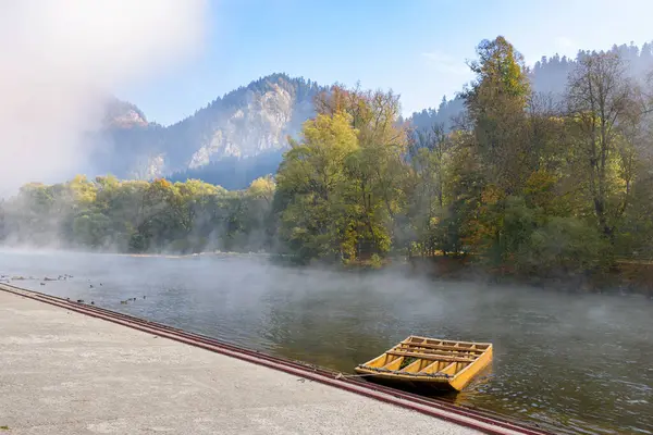 Ranní Pohled Dřevěný Vor Dunajci Sromowce Nizne Pieninských Horách — Stock fotografie