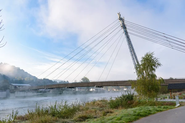 Ochtend Mistig Uitzicht Voetgangersbrug Dunajec Rivier Aan Pools Slowaakse Grens — Stockfoto