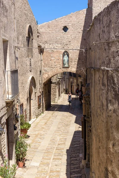 意大利西西里埃里斯 2017年8月25日 游客在古老的埃里斯古城的Via Gian Filippo Guarnotti街上散步 — 图库照片