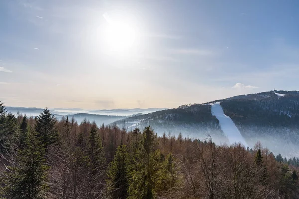 Foggy Vista Della Catena Montuosa Beskid Sadecki Con Pista Sci — Foto Stock