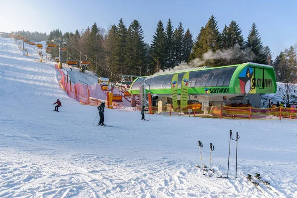 Krynica Zdroj Polen Januar 2020 Skifahrer Der Talstation Des Modernen — Stockfoto