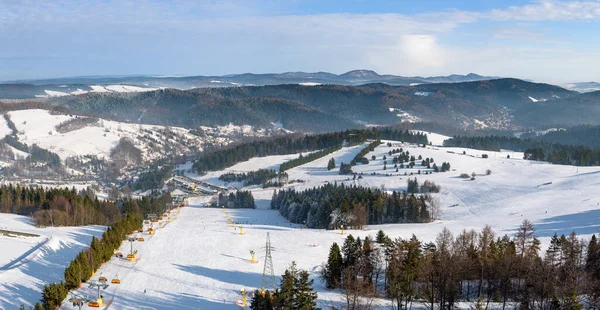 Vista Panorâmica Inverno Pista Esqui Nas Montanhas Beskid Sadecki Dia — Fotografia de Stock