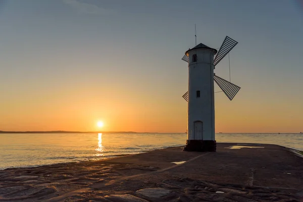風車の形をしたビーコンのスタワ ムリニーは 日没時にスウィヌジェの公式シンボルとして — ストック写真